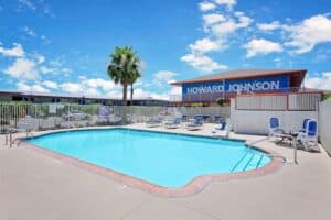 Read more about the article The Pool at Howard Johnson by Wyndham Las Vegas Near the Strip Freemont Street: Season-Hours-Amenities