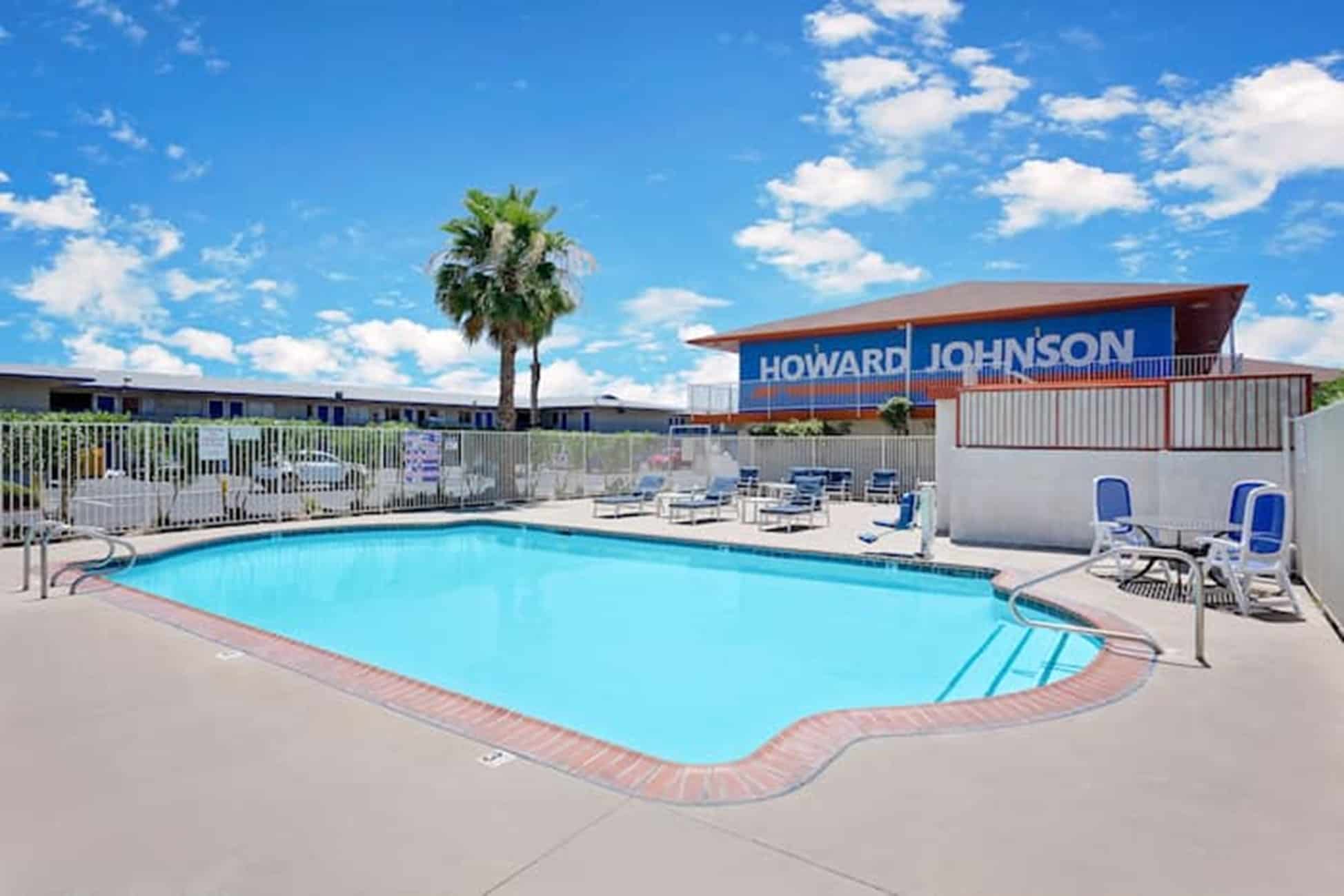You are currently viewing The Pool at Howard Johnson by Wyndham Las Vegas Near the Strip Freemont Street: Season-Hours-Amenities