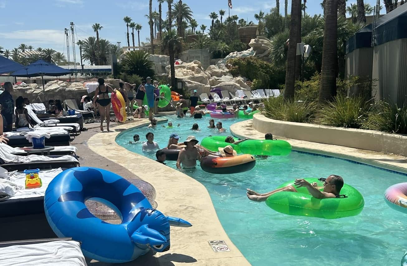 You are currently viewing Mandalay Bay Pool: Season, Hours, Cabanas and More