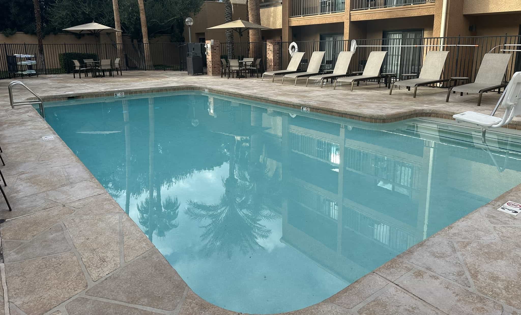 You are currently viewing The Pool at Courtyard by Marriott Las Vegas Convention Center: Season, Hours, Fees and More